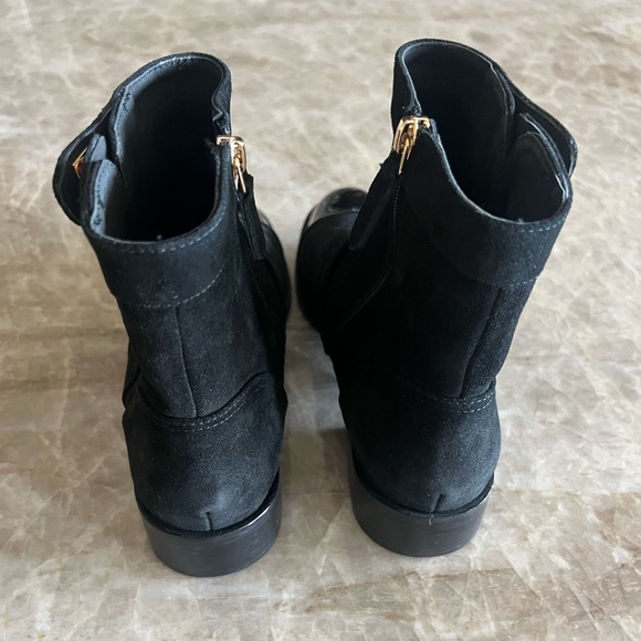 CC Chanel Suede Cap Toe Quilted Turnlock 1” Inch Stacked Heel Ankle Boots Sz 41 - Picture 10 of 15